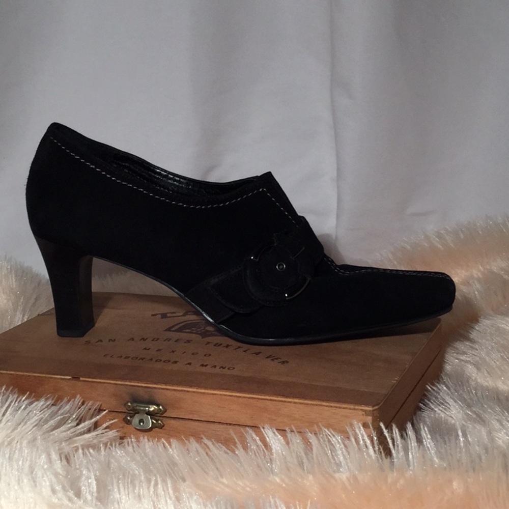 Liz Claiborne leather pumps